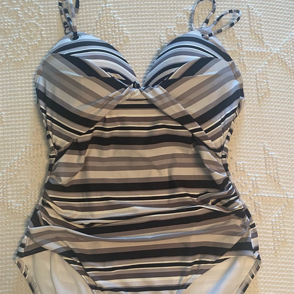 Niptuck Women’s swim suit size US 8